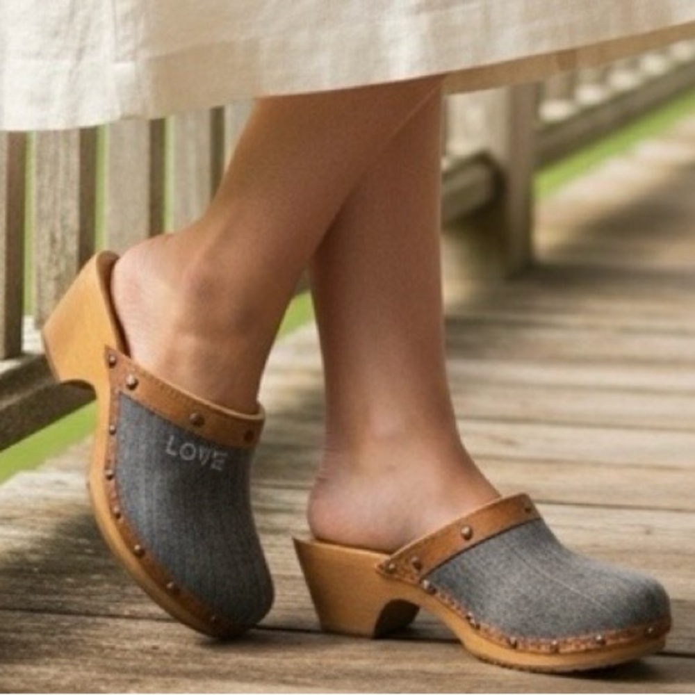 Andrea Collection Blue Denim Wooden Clog Studded Trim LOVE Sz 4 Gen Z